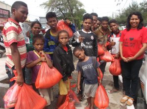 berbagi kasih dengan anak penjual koran